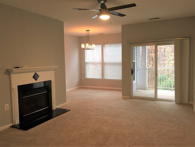 Foto del edificio - Spacious 3 BR/2 BA Condo in Russett Commun...