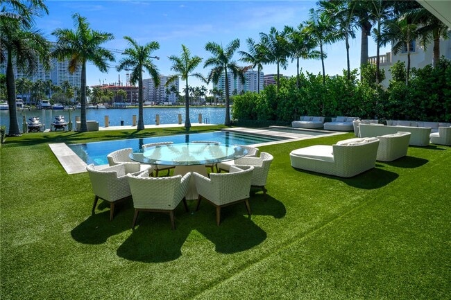 Foto del edificio - 5501 Pine Tree Dr