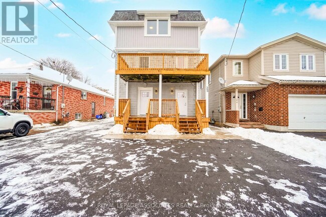 Building Photo - 35 St George St