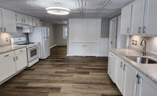 Building Photo - 220 5th St
