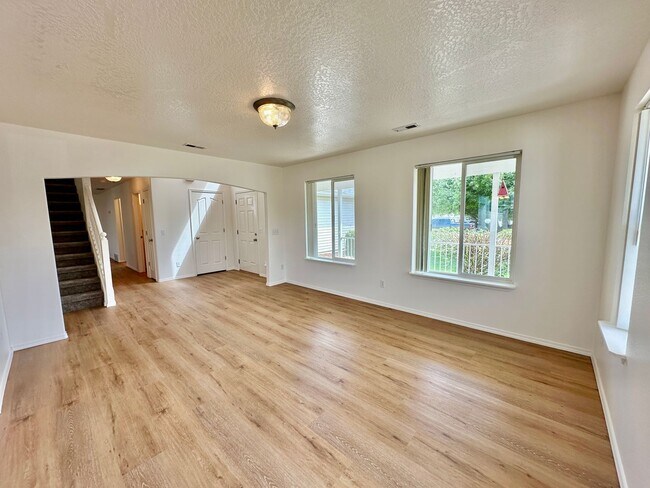 Foto del edificio - Newly Renovated Expansive Multi story 4 be...
