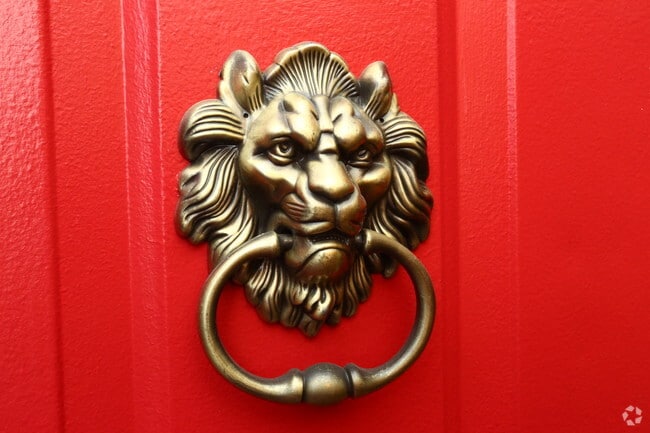 ¡Todas las puertas tienen su propio llamador de león! - The Red Lion