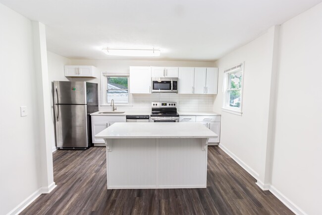 Building Photo - 231 Maple St