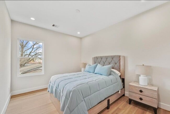 Building Photo - 835E Dorchester St