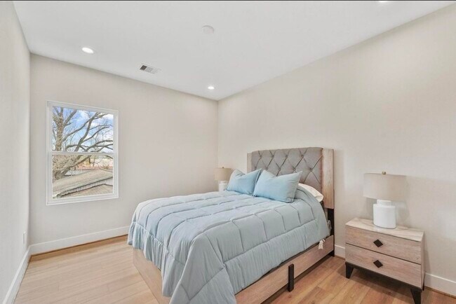 Foto del edificio - 835E Dorchester St