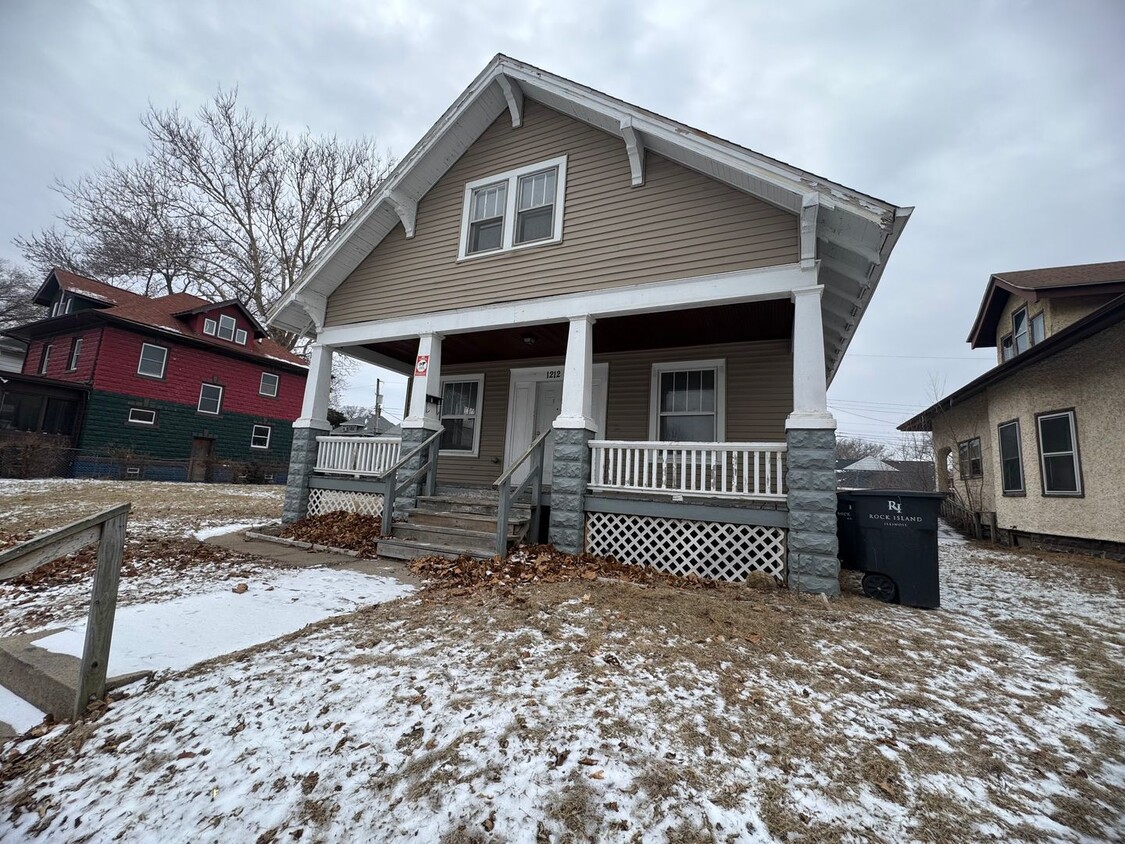 Foto principal - 3 bedroom 2 bath house in Rock Island