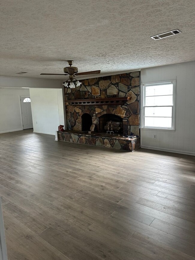 Building Photo - 3 Bedroom, 2 Bath Brick Ranch on 2 Acres