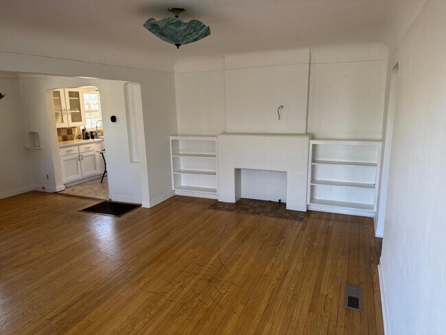 Building Photo - 630 Bryn Mawr Dr NE