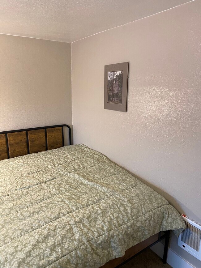 Bed - 419 NW 16th St