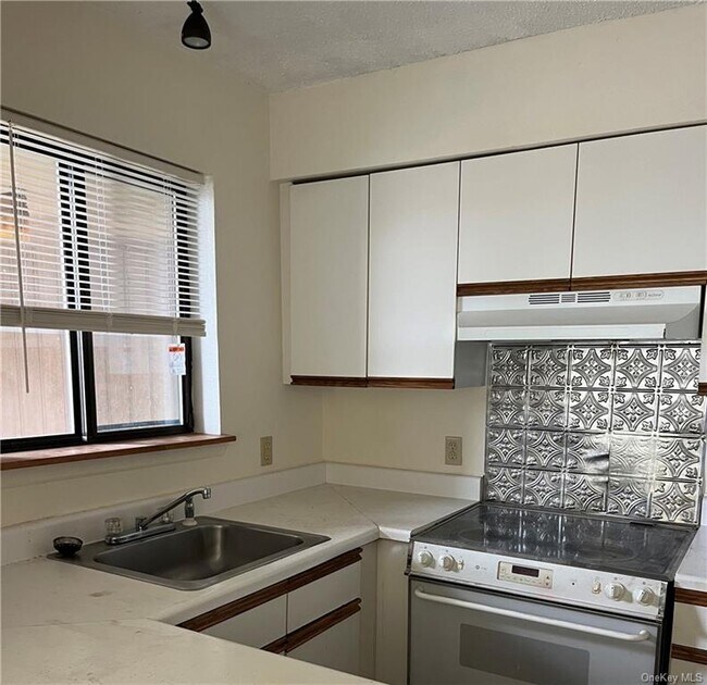 Building Photo - 60 Davos Pointe