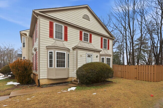 Foto del edificio - Welcome to this stunning end residence perfectly positioned in a highly desirable setting.