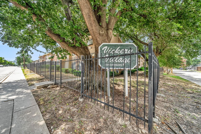 Building Photo - 5750 Phoenix Dr