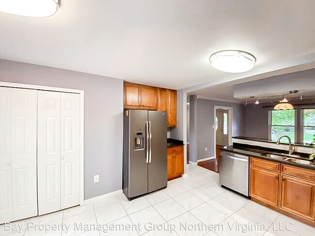 Building Photo - 4 br, 2.5 bath House - 4531 Briarton Dr
