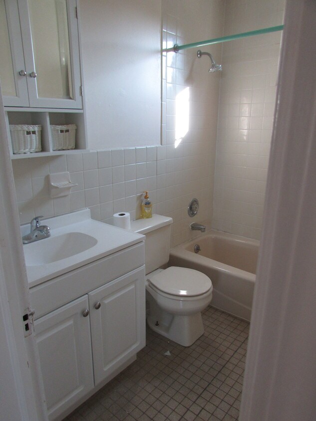 Baño - 1159 Romano Ave