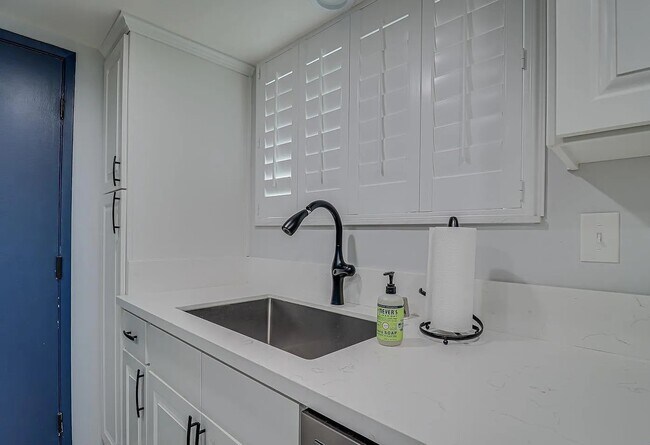 Building Photo - Stylish Unit Designed for Comfort