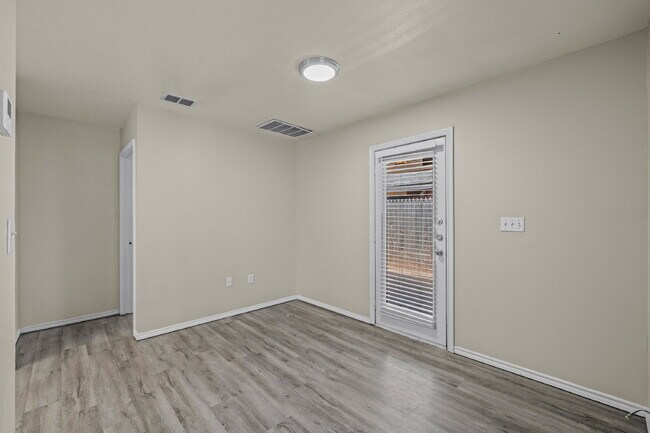Building Photo - Spacious 3-Bed, 3-Bath Duplex – Awaits!