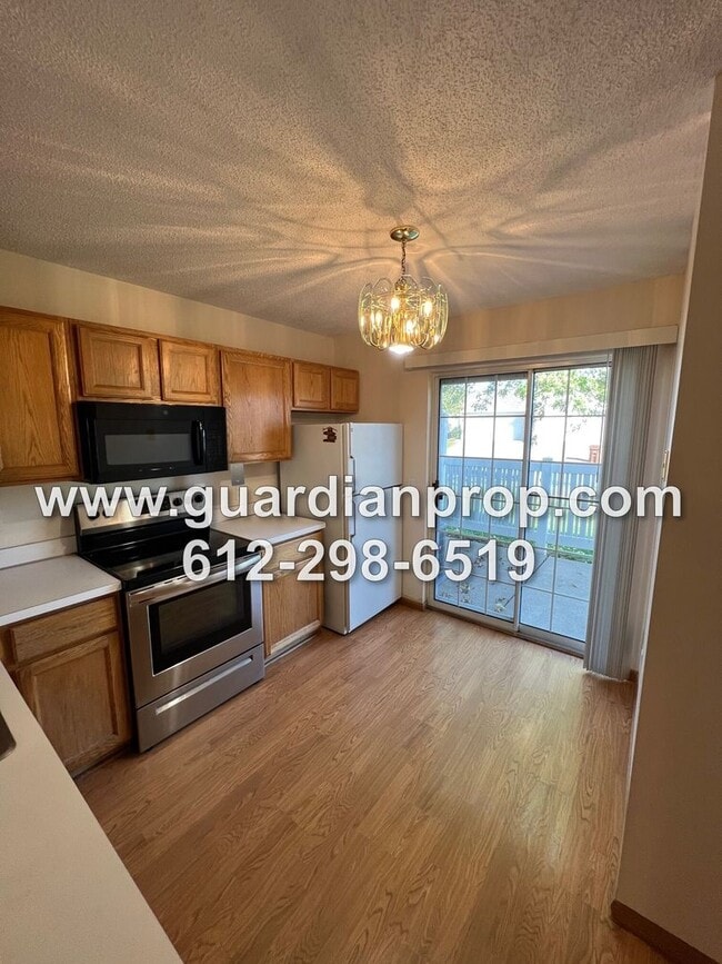 Foto del edificio - End Unit Townhouse Available October 1st, ...