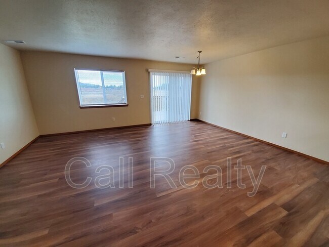 Building Photo - 943 N Stanley St