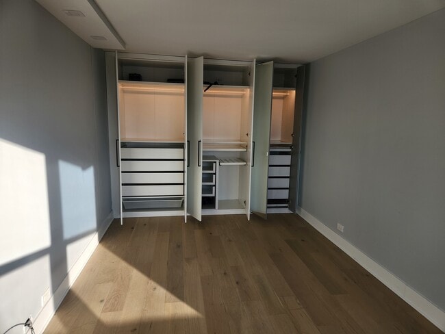 Foto del edificio - 1560 N Sandburg Terrace