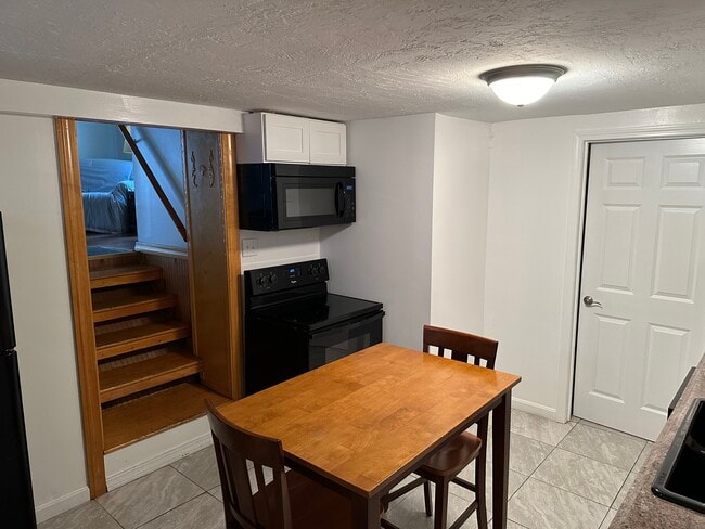 Building Photo - 7 Church St