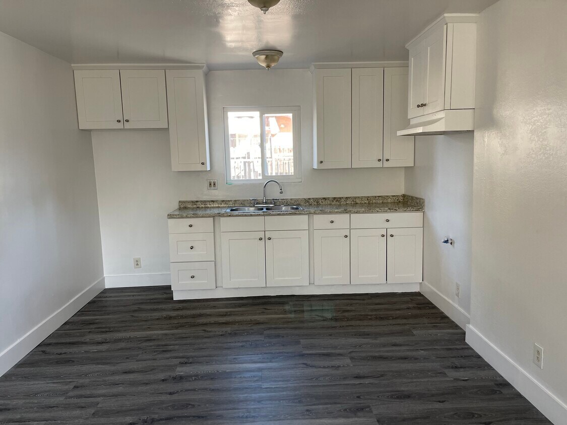 Foto principal - 947 E 106th St
