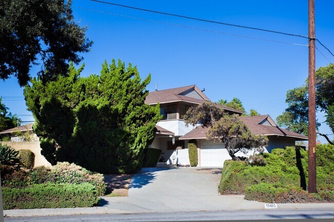 Building Photo - Beautiful Rustic Style 4B/3Ba Home in Desi...