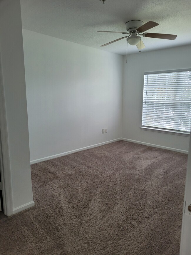 Building Photo - 712 Crest Pines Dr