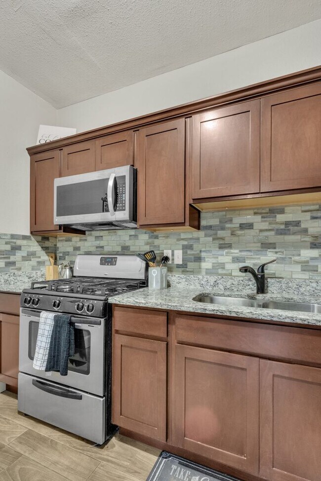 Building Photo - Central area 3 bed/2 bath duplex