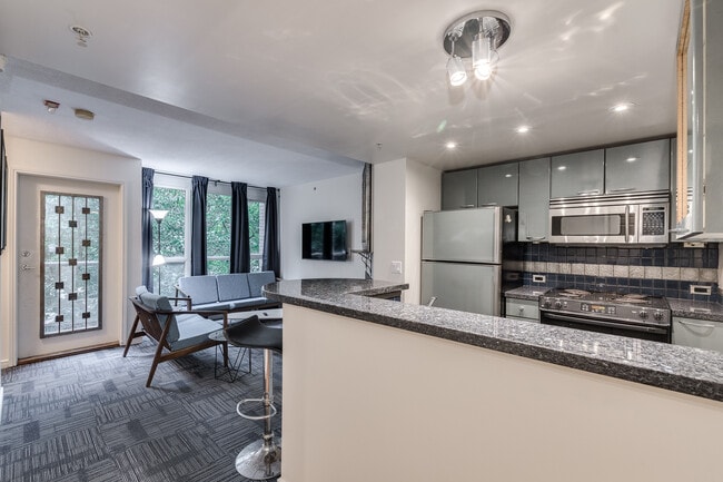 Photo du bâtiment - 887 Helmcken St