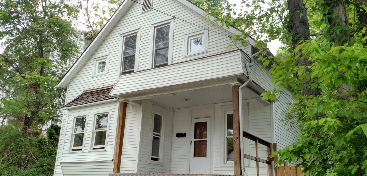 Primary Photo - 42 W Carpenter St