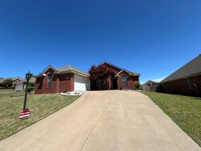 Building Photo - 3 Bed 2 Bath House Right down the road from Northridge Middle School.