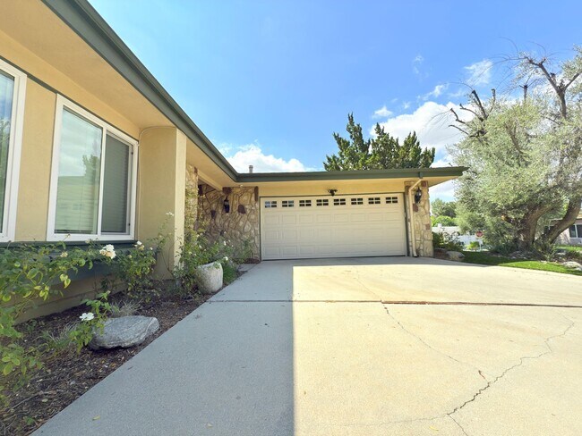 Foto del edificio - Modern 3-Bedroom Retreat in West Hills wit...
