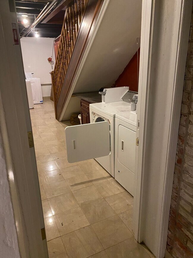 Foto del edificio - Spacious Two Bedroom Apartment in Washingt...