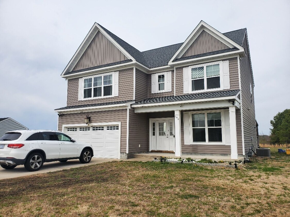 Foto principal - Luxurious 4BR/2.5BA Home with Spacious Liv...