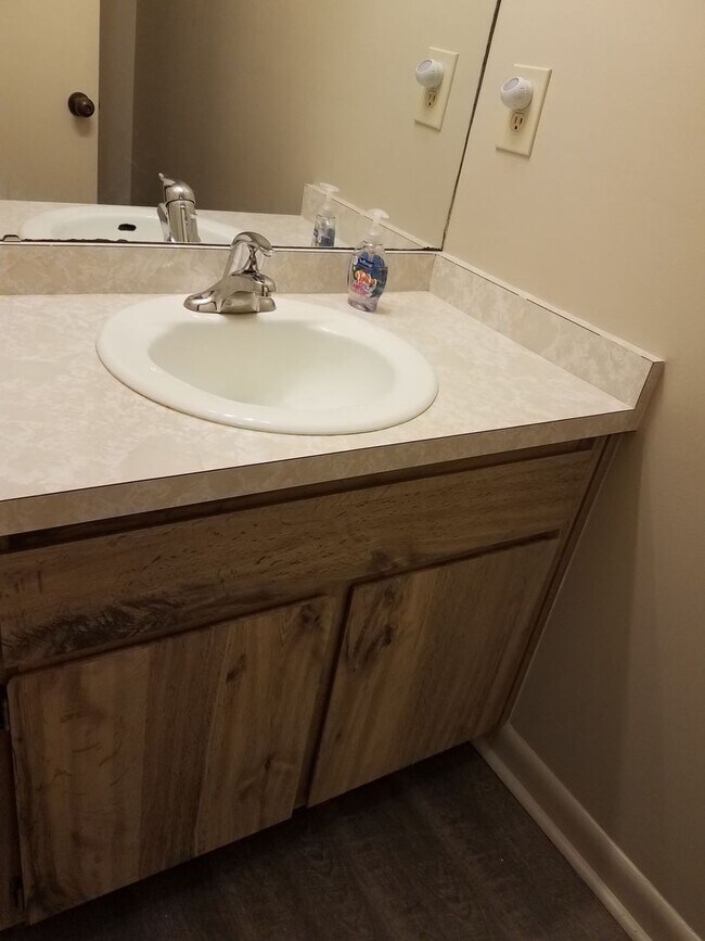 Building Photo - Spacious and Convenient 2/1.5 Golf View Co...