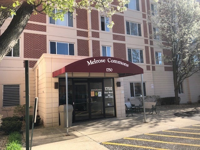 Foto del edificio - 1750 Riverwoods Dr