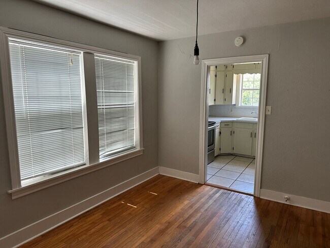 Foto del edificio - Bryan - 2 bedroom / 1 bath house / back & ...