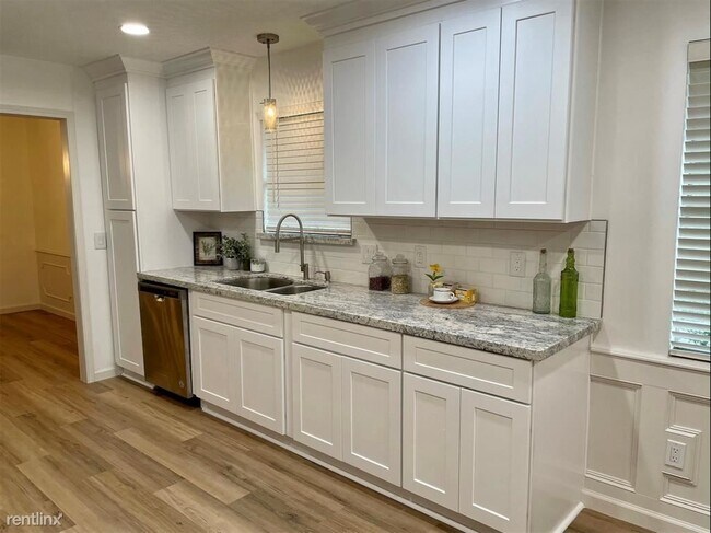 Building Photo - 4 br, 2.5 bath House - 1912 Lakeville Drive