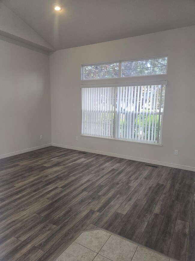 Building Photo - 772 Glen Ct