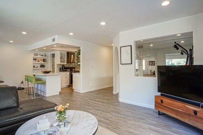 Building Photo - 6712 Hillpark Dr