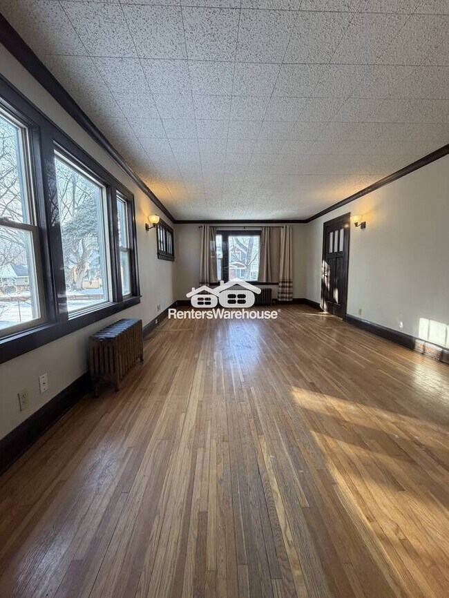 Foto del edificio - Available Now Spacious 1 bedroom 1 bath lower unit in Columbia Heights