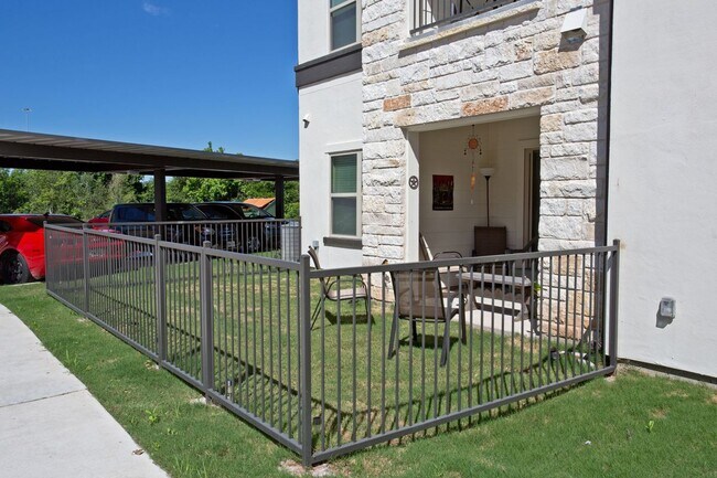 Building Photo - 1701 Oak Hill Ln