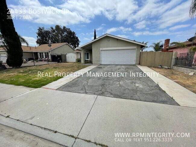 Building Photo - THREE BEDROOM TWO BATHROOM HOME WITH POOL.