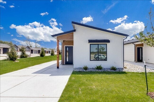 Building Photo - 5037 N Vassar Ave