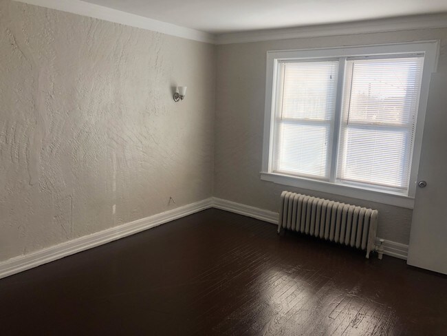 Building Photo - bedroom in Chicago IL 60804