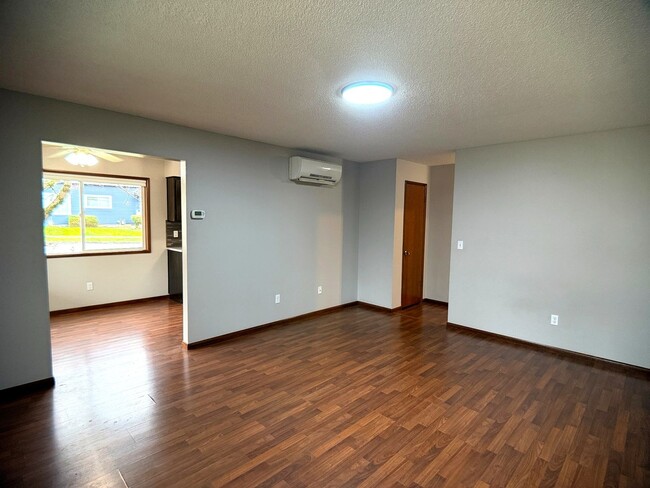 Building Photo - 615 E 22nd St