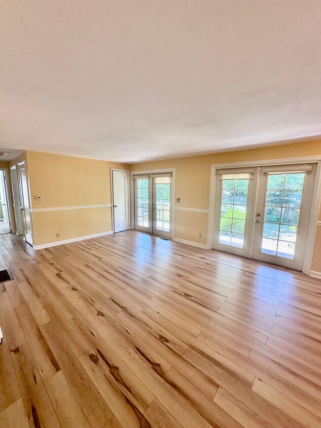 Foto principal - Charming 3bed/2bath House!