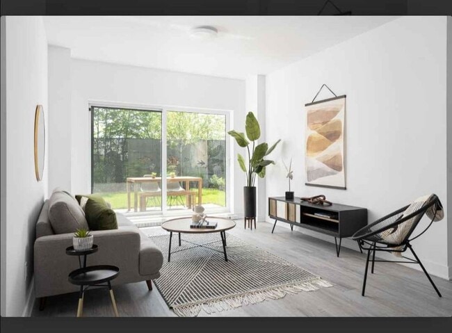 Building Photo - 1000 Rue De Port-Royal E
