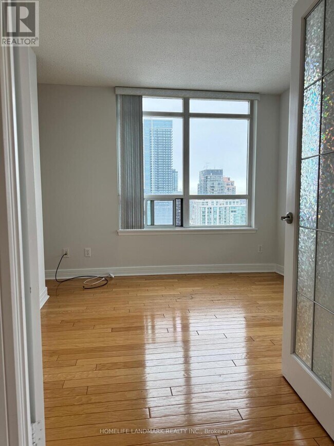 Photo du bâtiment - 16 Harrison Garden Blvd