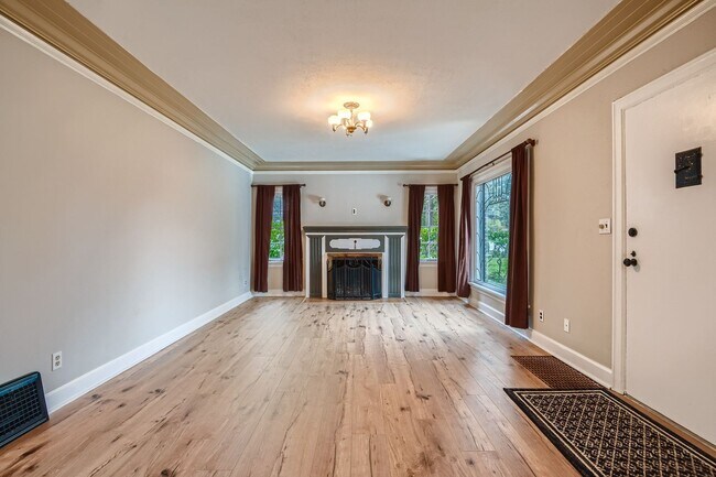 Foto del edificio - NEW BEST PRICE at $2,195 Fully Rehab 3 Bedroom 2 Bathroom Duplex With Amazing Spaces!!! 1 Applica...